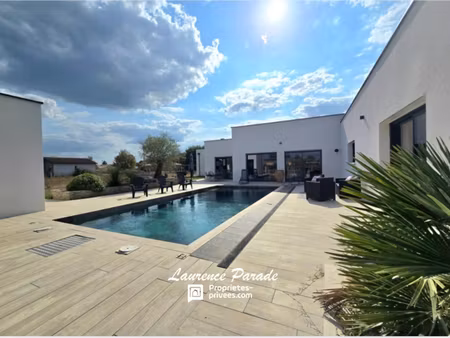 maison contemporaine recente avec garage et piscine annexe