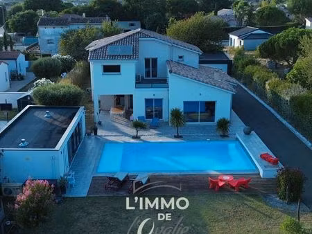 maison 7 pièces 220 m²