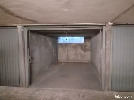 box fermé 12m² - proximité immédiate parly 2