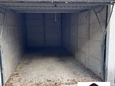 parking/box 15 m² nemours