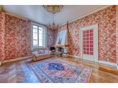 maison de village en pierre de taille avec vaste terrain à bars