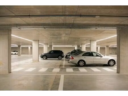 place de parking dans un parking privé et sécurisé