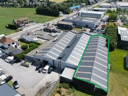 hall d'entrepôt ou hall de sport  900m² en excellent état.