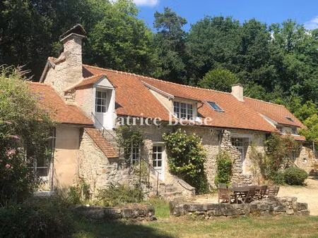 à une heure de paris  sur un terrain de plus d'1 ha  un ancien relais de poste dans la...