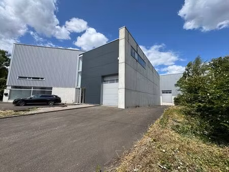 bâtiment semi-industriel avec quai de déchargement