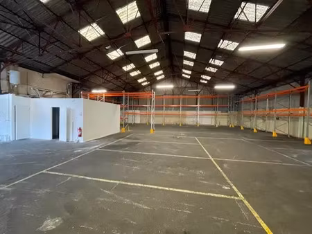 la trinité à louer entrepôt de 500 m2 avec 3 quais