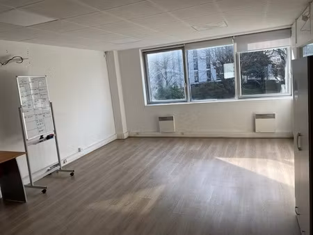 bureaux très fonctionnels et lumineux