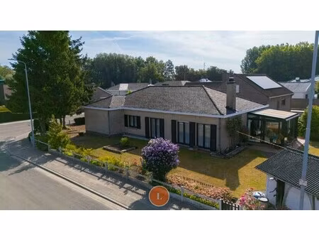 te moderniseren bungalow met garage in rustige omgeving