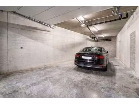 ondergrondse autostaanplaats met uitzonderlijk ruime berging