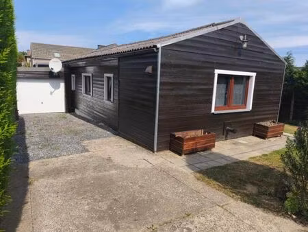 bonne maison d'habitation (châlet) de plain-pied avec garage