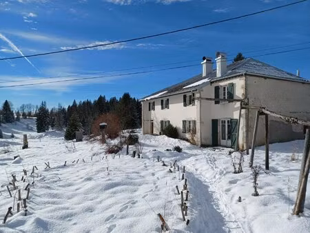 haut jura : maison isolée sur 5 7 ha