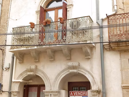 grande maison rénovée avec terrasses.