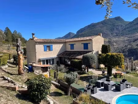 maison 6 pièces 179 m² - terrain 5696 m² - piscine
