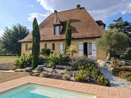 maison périgourdine de 170 m² - terrain de 1 5 h avec piscine et accès direct à la dordogn