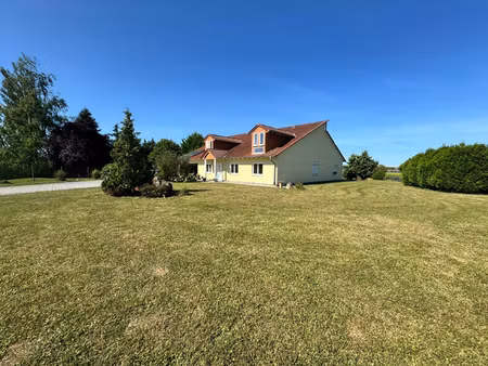 grande maison sur vaste terrain à la campagne avec apparteme