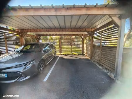 stationnement couvert sous carport