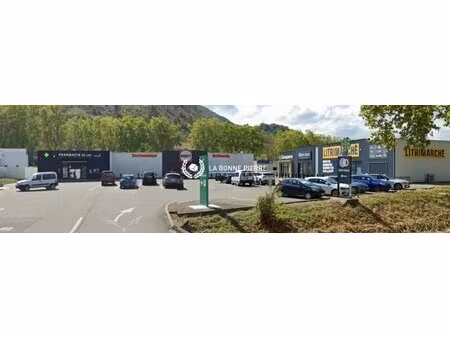 retail park de 6 cellules commerciales louées pour 2181m²