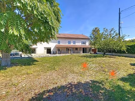 maison familiale de 152 m² avec parc de 7 168 m² et piscine