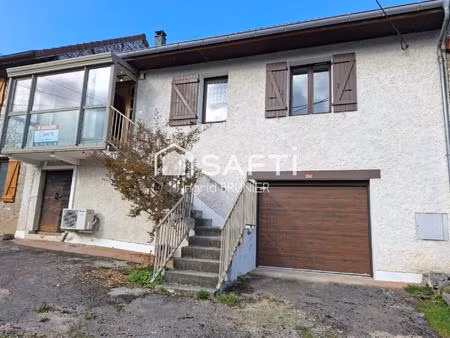 maison en pierre avec terrain et un garage