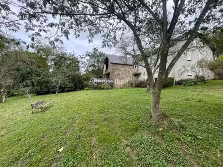 proximite oloron - bel ensemble compose d'une maison d'habitation + grange renovee +...