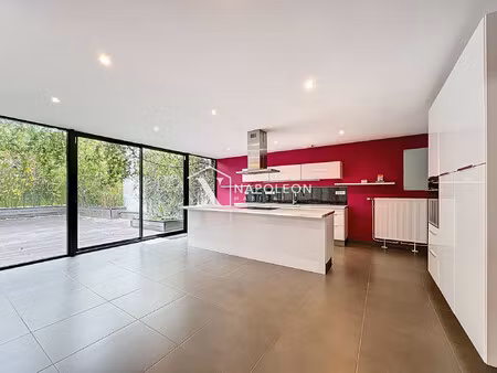 loft avec terrase  stationnement et 4 chambres