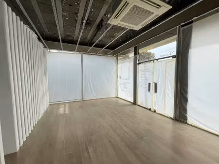 rare en pied de gare : local commercial de 182m² très lumineux sans aucun pas de porte