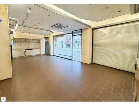 immeuble commercial de 300m² avec belle largeur de vitrine