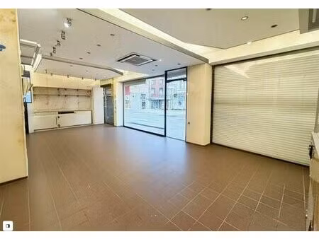 immeuble commercial de 300m² avec belle largeur de vitrine