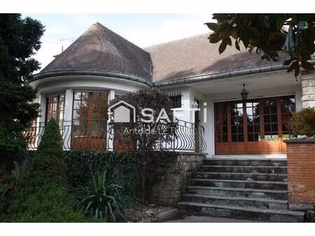 pavillon bourgeois de 5 chambres sur jardin arboré