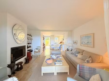 maison de charme avec piscine et vue dégagée dans un domaine sécurisé