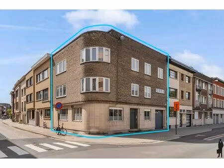 modernistisch hoekpand met garage in de tentoonstellingswijk