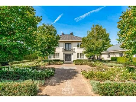 riante woning met paardenstallen