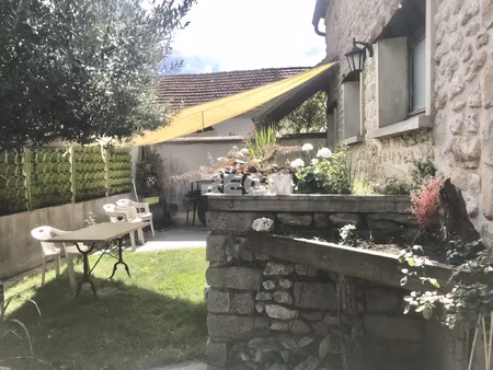 maison en pierre  3 chambres  belle cave voûtée  située à so