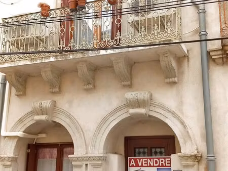 grande maison rénovée avec terrasses.
