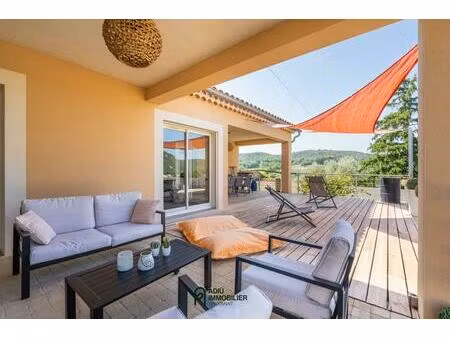 située à 20 minutes d'uzès  magnifique villa avec dépendances dans un village avec commerc