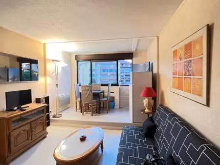 location meublée appartement 1 pièce 26.8 m² à frejus (83600)  566 €