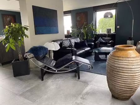 villa d'habitation comprenant 2 logements + 4 garages + terrain constructible