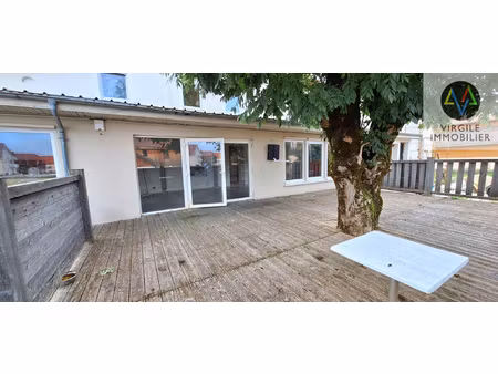 surface à aménager de 150 m2 avec terrasse et cave.