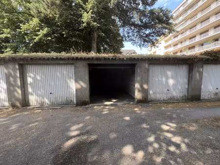angers debut pasteur : garage boxé fermé dans copropriété