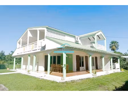 villa avec t4  t3 et t2 de 182 m2 avec piscine sur 1219m2 d