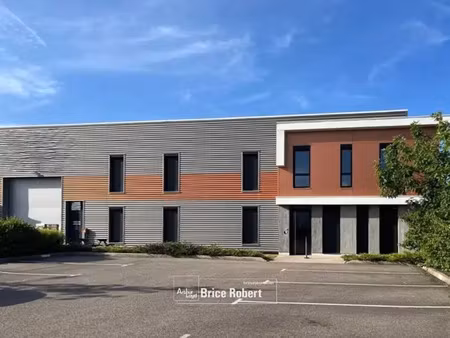 a vendre - local d'activités situé dans un parc récent avec une porte sectionnelle électri