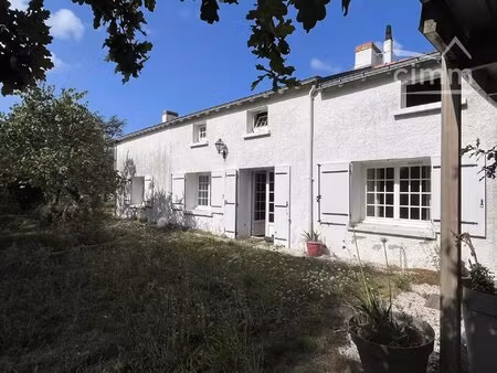 magnifique maison en pierre t4 de 142 m² avec des dépendances sur 9763 m² de terrain clos