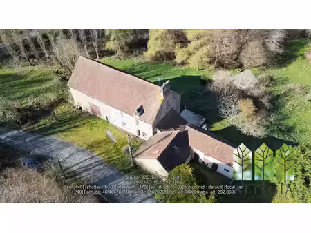 une maison 4 chambres  une grange et du terrain. de l'eau sur le