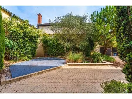 centre ville à pied : 5 chambres et 2 sde : double garage : cave