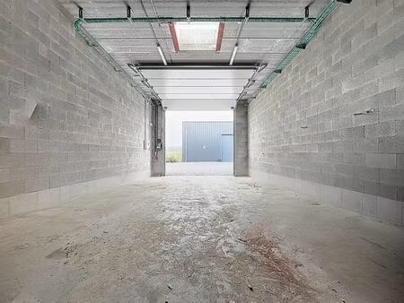 entrepôt de 75 m² à louer dans le zoning d'achêne