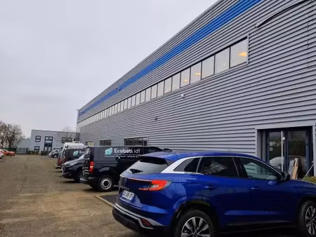 disponible immédiatement  un ensemble activités/bureaux (412 m²/ 490m²) proposé à la locat