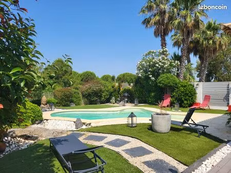 villa meublée. quartier calme et sécurisé. location novembre à mai ou juin. plage à 250 m