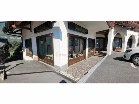 murs commerciaux dans village du grand massif