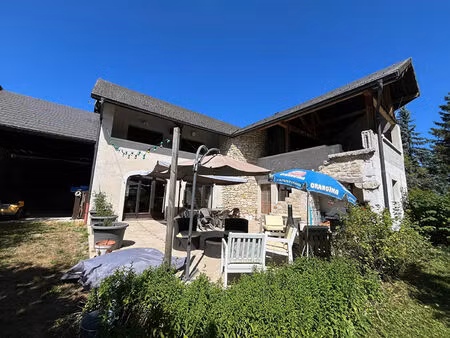 propriété spacieuse sur grand terrain à brenod