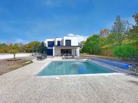maison moderne de 220 m2 avec piscine
